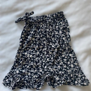 Sommar Kjol - Gullig kjol perfekt nu till sommaren. Svart med vita blommor på.🌸🌸