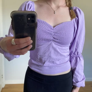 Somrig topp - Superfin topp från Bikbok som är perfekt nu till sommaren! Använd fåtal gånger, så är i nyskick⭐️