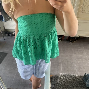Grön peplumtopp - Säljer denna extremt fina topp från bikbok! Den är aldrig använd och har lappen kvar, köpte förra säsongen och den kostade 300kr. Jag säljer för 150kr 💗