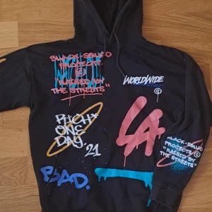 Cool hoodie - Svart hoodie med coola tryck i olika färger. Inte mycket använd. Storlek S, relaxed fit. Använd gärna köp nu, kontakta vid frågor eller fler bilder!!<3