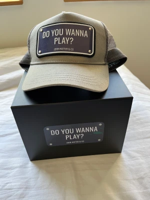 John Hatter - John Hatter keps, lite solblekt på framsidan men syns knappt skick 9/10 