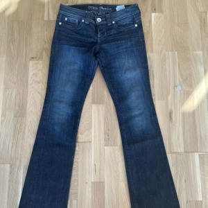 guess jeans  - jättefina lågmidjade guess jeans som jag aldrig använt, säljer pga att dom är för stora för mig som är 1,55 och som har ungefär 77 cm midjemått💗skriv på dm om du har frågor om mått och storlek
