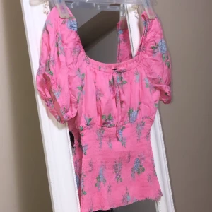 ✨💗🌸Bikbok topp🌸💗✨ - LÄS❗️❗️❗️ Har använt den en gång bara köptes som en klänning för 499kr på bikbok klippt till en sött liten topp 💓💗✨🌸