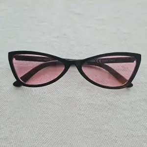 Säljer mina nästan oanvända, svartbågade 90s style, cateye solglasögon med rosa glas.    Tycker de är jättefina men passar inte riktigt mig tyvärr.