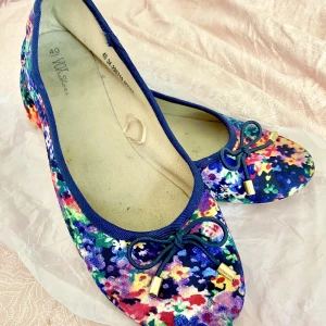 Ballerinaskor  - Ballerinaskor i storlek 40. I bra skick, använda bara ett par gånger. 