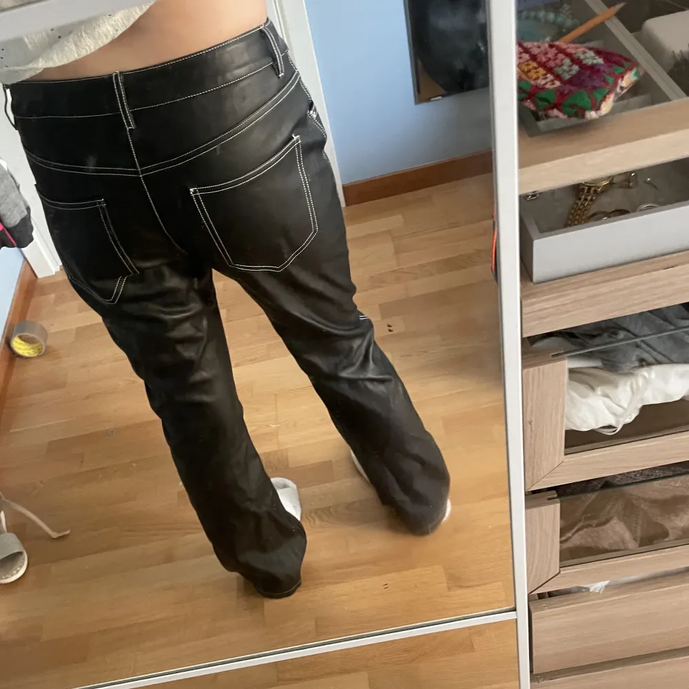 Svin coola fake läder byxor från ASOS. Använda en gång och bra skick.. Jeans & Byxor.