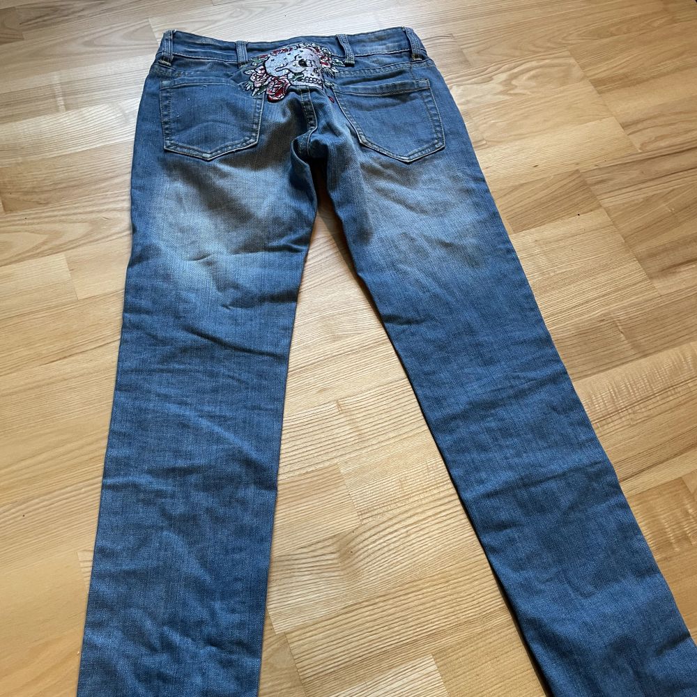 Lågmidjade Ed Hardy jeans med en döskalle på rumpan!. Jeans & Byxor.