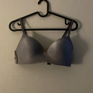 bh - Bh utan bygel, den är jätteskön och len men det tyvärr kommer aldrig till användning💕 Kontakta mig om ni har några frågor<3