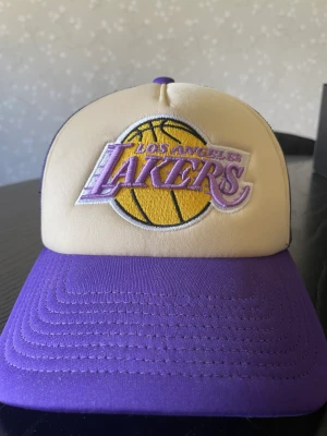 Truckerkeps Lakers - Mitchell and Ness truckerkeps med Truckerkeps med basketlaget Los Angeles Lakers på  Skick 8/10 