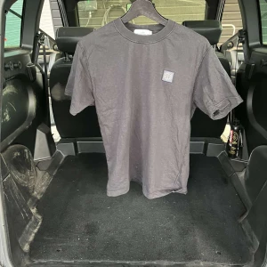 Stone island t-shirt - Stone island t-shirt Nytt pris: 1700kr Mitt pris: 800kr Skick: 6/10 Storlek: M Färg: Svart