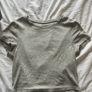 Tshirt - Grå ribbad tshirt från New yorker. Storlek s 