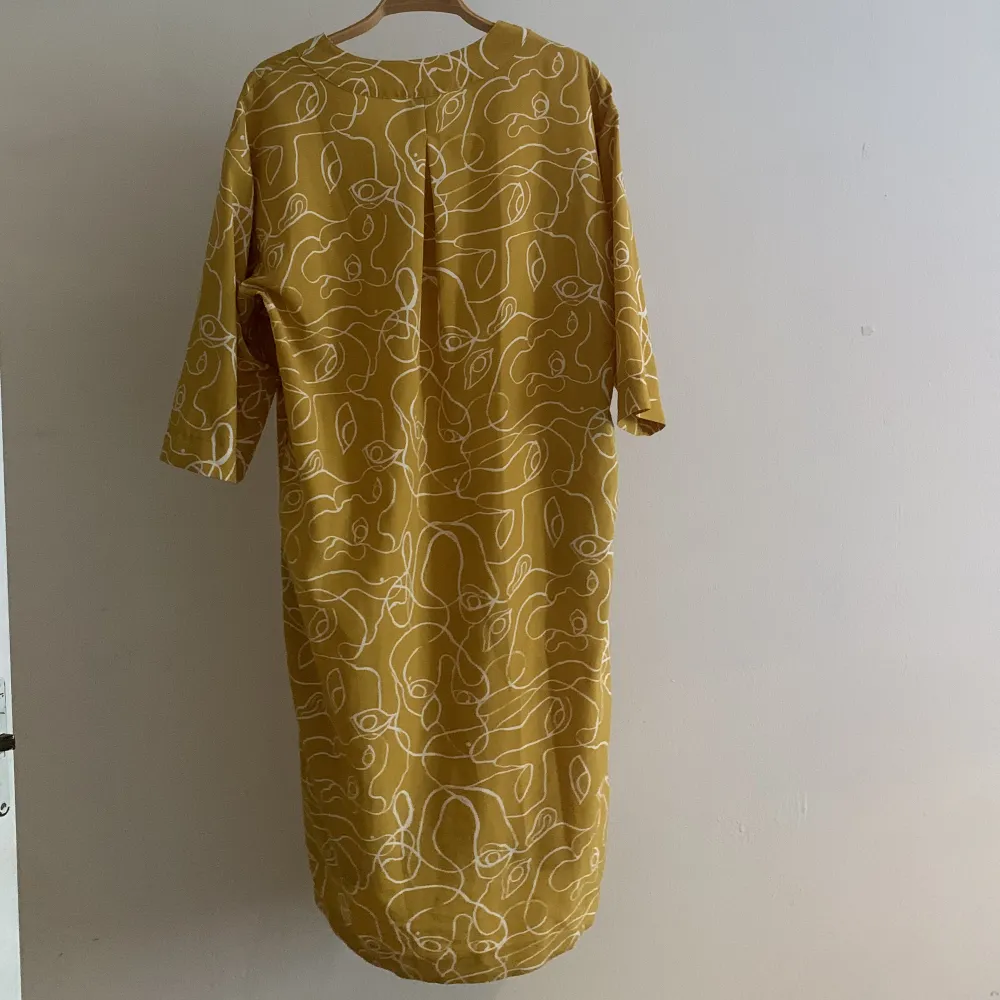 OTROLIGT somrig mönstrad knälång klänning i strl S från Monki! Använt fåtal gånger i rent och helt skick . Mekot.