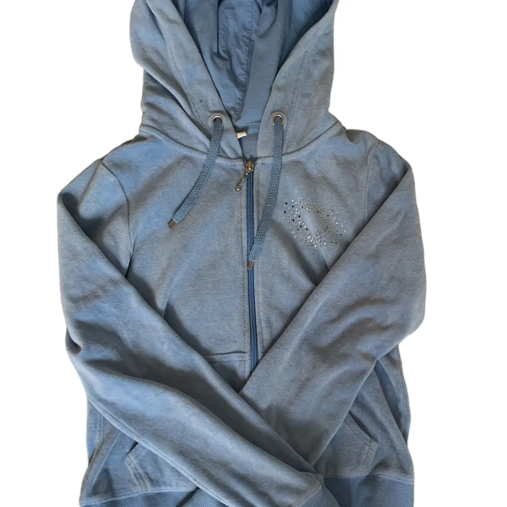 en söt zip up hoodie från cubus, blivit använd 2 ggr! har rhinestones format som ett hjärta på framsidan! den är ljusblå, fråga om mer bilder!. Hoodies.