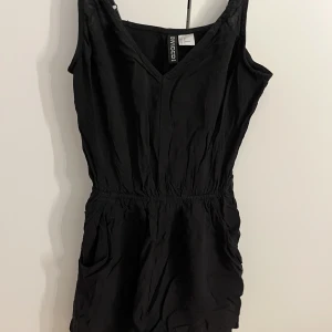 Playsuit - Säljer en svart basic playsuit från H&M i storlek 34. Den har krympt och passar därför mindre barn också, banden går att ändra. Säljer för endast frakten, alltså 0kr plus frakt TRYCK INTE PÅ KÖP NU
