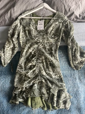 ZARA KLÄNNING NY - Säljer denna snygga Zara klänning som inte säljs längre på zara, pga att den var för kort på mig (är 176)❤️Storlek M och den är helt nyskick endast provad och därför säljer jag för samma pris som på hemsidan 560kr❤️skriv för mer bilder på osv💖💖