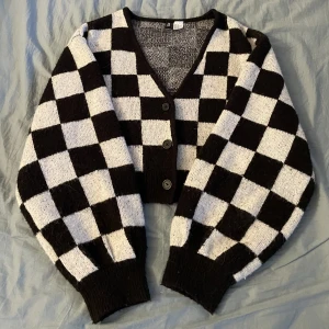 Checkered Cardigan  - Använd en gång, bra skick, meddela för mer bilder:) passar även för folk som bär storlek S:)