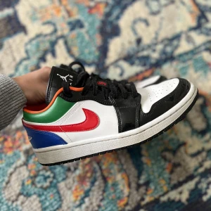 Jordans - Säljer dessa Jordans som inte är så mycket använda 💙🧡💚❤️