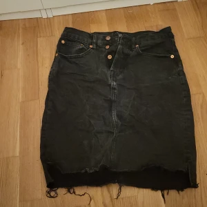Svart jeans kjol - Super fin jeans kjol kommer dock inte till användning Pågrund av att den är stor. Jag skulle säga att den både passar folk som har stl M och S. För den är lite sörre i storleken. Inte så använd 