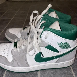 AIR JORDAN 1 MID GREY GREEN - Intressekoll. Storlek EU 41