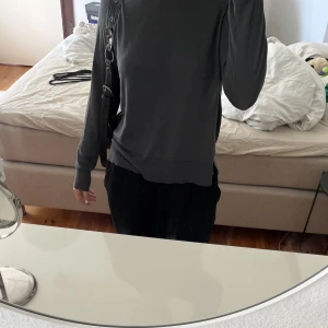 Zara tröja - Säljer den eftersom den aldrig kommer till använding😊