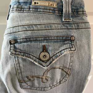 Svinsnygga jeans från märket L.e.i. Bra skick. Midjemått rakt över 38, innerbenslängd 84