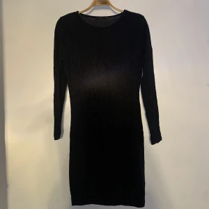 Figursydd Glittrig Klänning - Figursydd glittrig knälångklänning✨ Har använts varsamt enstaka gånger som nyårsklänning men är hel och ren! 