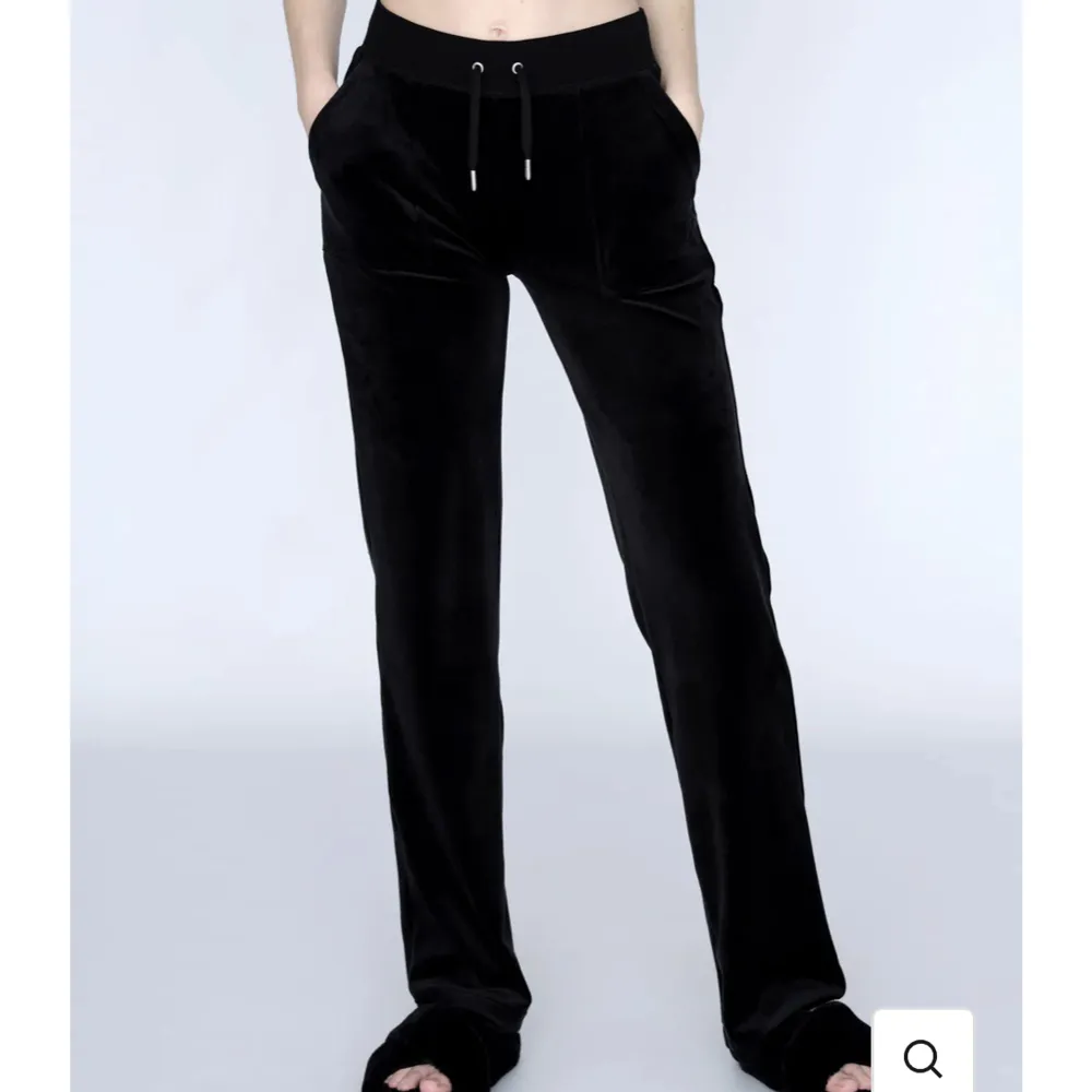Säljer mina svarta juicy couture byxor i storlek xxs. Köparen står för frakten. 💕💕 skriv privat för fler bilder!! Byxorna är uppsydda (ca 5 cm?, osäker) jag är 160 och dom är fof långa!. Jeans & Byxor.