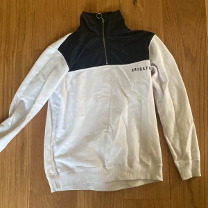 Axel Arigato tröja - Säljer min storebrorsas jättesnygga Axel Arigato sweatshirt som inte går att köpa längre, det är en zip-up som fungerar jättebra till både kyligare sommarkvällar men även vintern osv eftersom att materialet är relativt lätt.