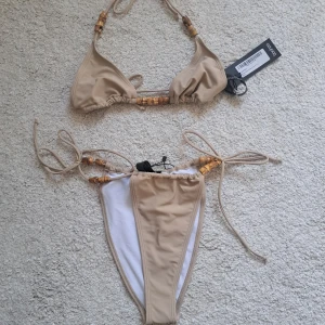 Bikini från Boohoo - Endast testad, säljer pga inte passade. Toppen är i storlek S och underdelen är i storlek M. Det går att köpa delarna separat men då blir priset per del högre!  Hör av er vid frågor. Köparen betalar frakt!