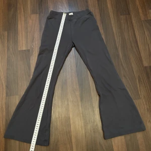 Byxor - Inte använda ofta och i bra skick, men står dock namn i lappen (som jag kommer stryka över). Hör av dig för mer information! 🩷🫶🏻