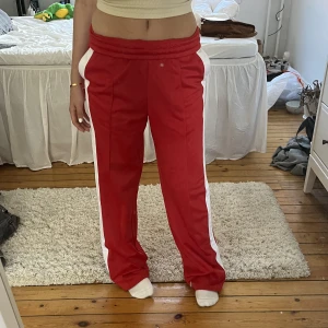 Röda byxor - Röda byxor från Monki! Aldrig använda ute utan endast hemma. Insidan har mjukt behagligt tyg medan utsidan har ett glansigare tyg. Hittar inte de på Monkis sida så jag utgår ifrån att de inte längre går att köpa! Jag viker upp de en gång i midjan, är 162!