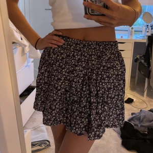 Kjol - Kjol från Zara med inbyggda shorts🤩🙌🏼