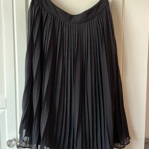 Plisserad kjol - Kjol från pieces i storlek M, använd 2-3 ggr. Knälång på mig som är 176
