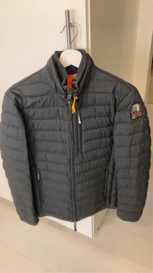 Parajumper jacka - Storlek xs. Har använt jackan Max 5 gånger skick som ny. Det är en jacka som aldrig går ut i tiden och den är perfekt för alla årstider förutom vinter. 