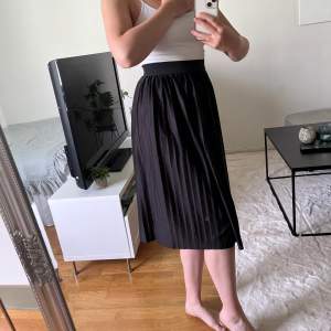 Plisserad svart kjol från märket Jaqueline De Yong, köpt från Nelly. Fint skick! Storlek XS.
