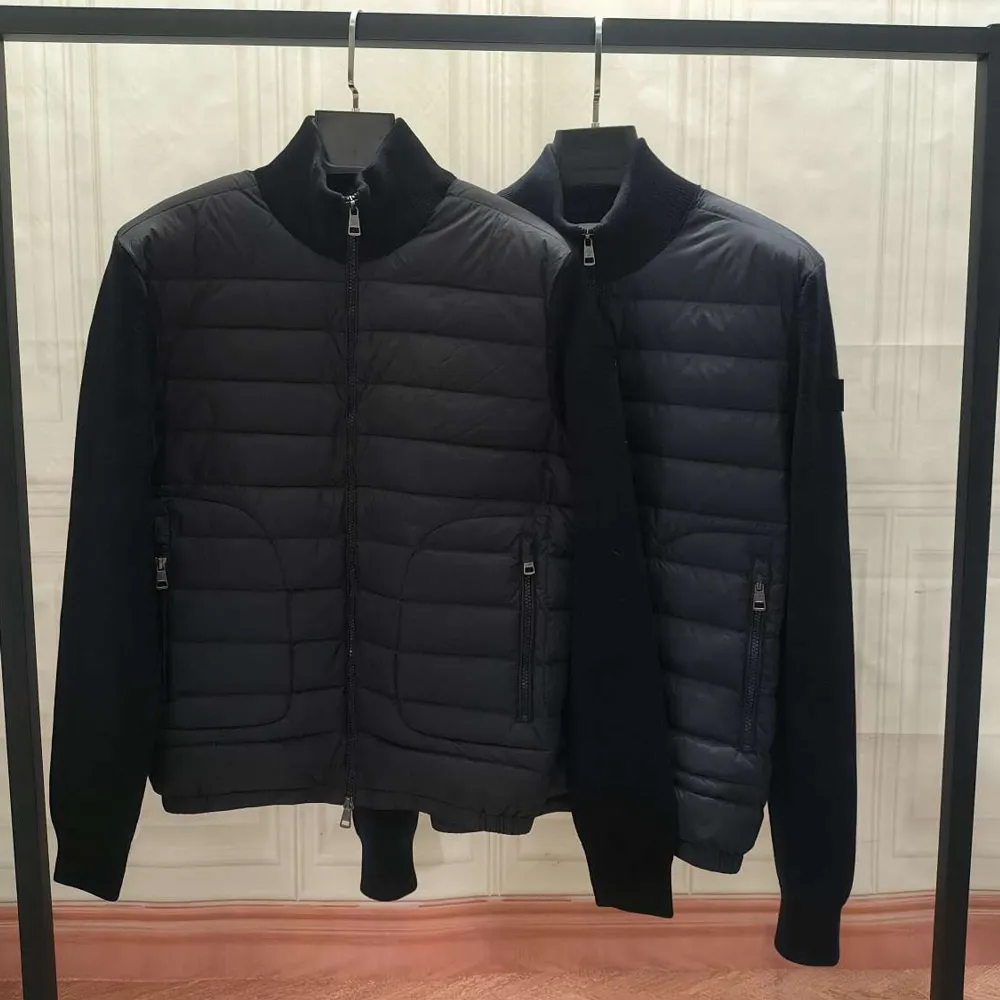 2 Helt ny Moncler cardigan Helt nya moncler cardigans  Storlek : S och M Färger : Navy blue och svart Båda har NFC tag   . Jackor.