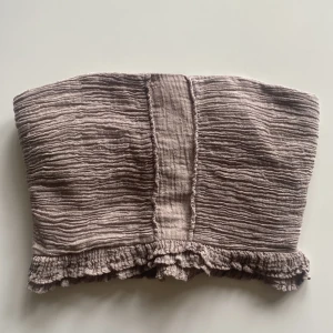 Topp Zara - Superfin topp från Zara. Endast använt ett par gånger förra året, tyvärr är den nu för liten för mig.💕  Toppen har en dragkedja och elastisk rygg.  Perfekt topp nu till sommaren🌸