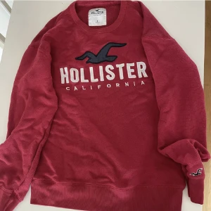 röd stikad hollister swetshirt stl S - säljer denna fina stickade röda hollister swetshirten i storlek S, knapot arnvänd, säljer den för den inte passar längre, ny pris 399kr, har några små defekter. hör av er om ni har några undringar.  