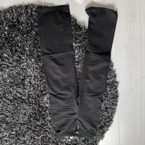 Säljer ett par svarta vida jeans från bershka🖤 Bilden råkade bli uppochner