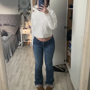 Hoodie - Vit croppad hoodie från zara. Använd få gånger.
