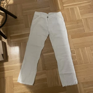 Linne byxor  - Jättefina linnebyxor helt oanvända säljer pga fel storlek! Storlek 38 men små i storleken så skulle säga 34-36 Jag är 164cm och de går över fötterna på mig!