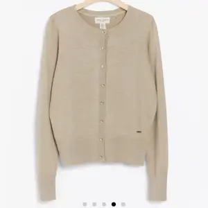 Helt ny beige cardigan ifrån Lindex. Använd en gång. Slutsåld på hemsidan! Storlek Xs🥰 Köparen står för frakten🥰