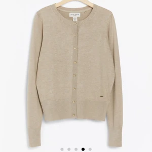 Cardigan - Helt ny beige cardigan ifrån Lindex. Använd en gång. Slutsåld på hemsidan! Storlek Xs🥰 Köparen står för frakten🥰