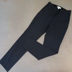 H&M trousers - ***price negotiable*** Size: EUR 36 / USA 4 / MEX 4 Colour: Navy blue with white stripes