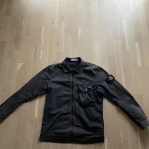Stone Island Overshirt - En grå och snygg overshirt från stone island. Den har storlek S men passar även M. Använd några få gånger. Hör av dig om du är intresserad!