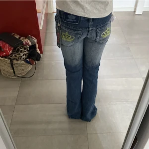 victoria beckham jeans  - säljer VÄRLDENS snyggaste victoria beckham jeans då de tyvärr var för små. Lånade bilder där prislappen satt kvar men tog av den när jag köpte. jag är 170 och jeansen är långa på mig. de är låga i midjan och bootcut i benen. måtten är 83 i ben o 36 midja 
