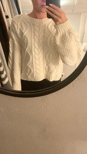 Stickad Tröja - Jättefin vit stickad tröja, kliar inte mot huden, väldigt mjuk. Aldrig använd❤️ Storlek S