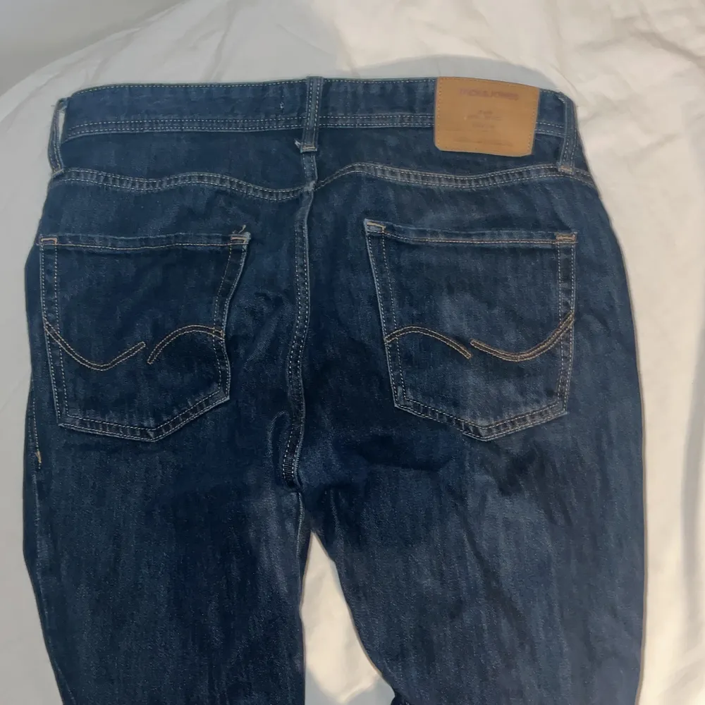 Ett par Loose/Chris jeans från jack and Jones skick 7/10 nypris 600kr. Jeans & Byxor.