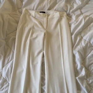 Vita kostymbyxor storlek 40 - Fina knappt använda vita lågmidjade kostymbyxor från vero moda i storlek 40. Vid fler frågor skriv i dm :) Frakten ingår i priset! Frakt 60kr Postnord spårbar!