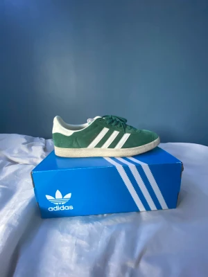 Gröna adidas gazelle  - Sjukt snygga adidas gazelle i bra skick! Strlk 46 men passar mig som är 44/45 perfekt
